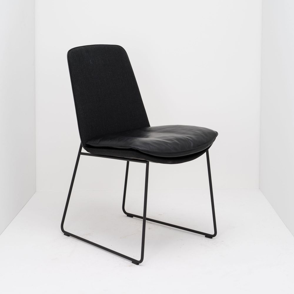 Sitzschale: Polster Stoff, Sitzschale: Sitzpolster Leder, Gestell: Metall, Gestell: pulverbeschichtet, Einsatzbereich: Wohnen, Einsatzbereich: Restaurant, Einsatzbereich: Hotel, Einsatzbereich: Lounge