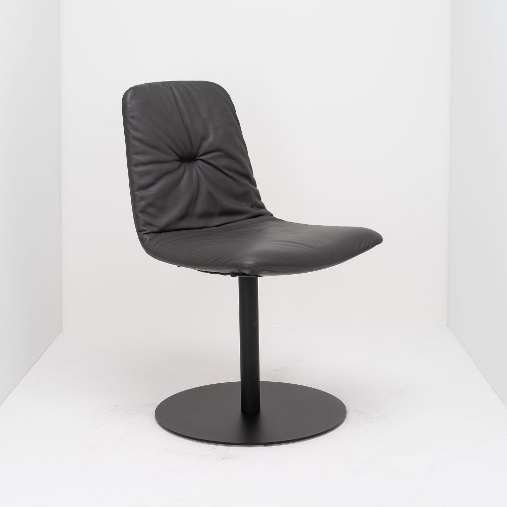 Sitzschale: Polster Leder, Gestell: Metall, Gestell: pulverbeschichtet, Einsatzbereich: Wohnen, Einsatzbereich: Restaurant, Einsatzbereich: Hotel, Einsatzbereich: Lounge