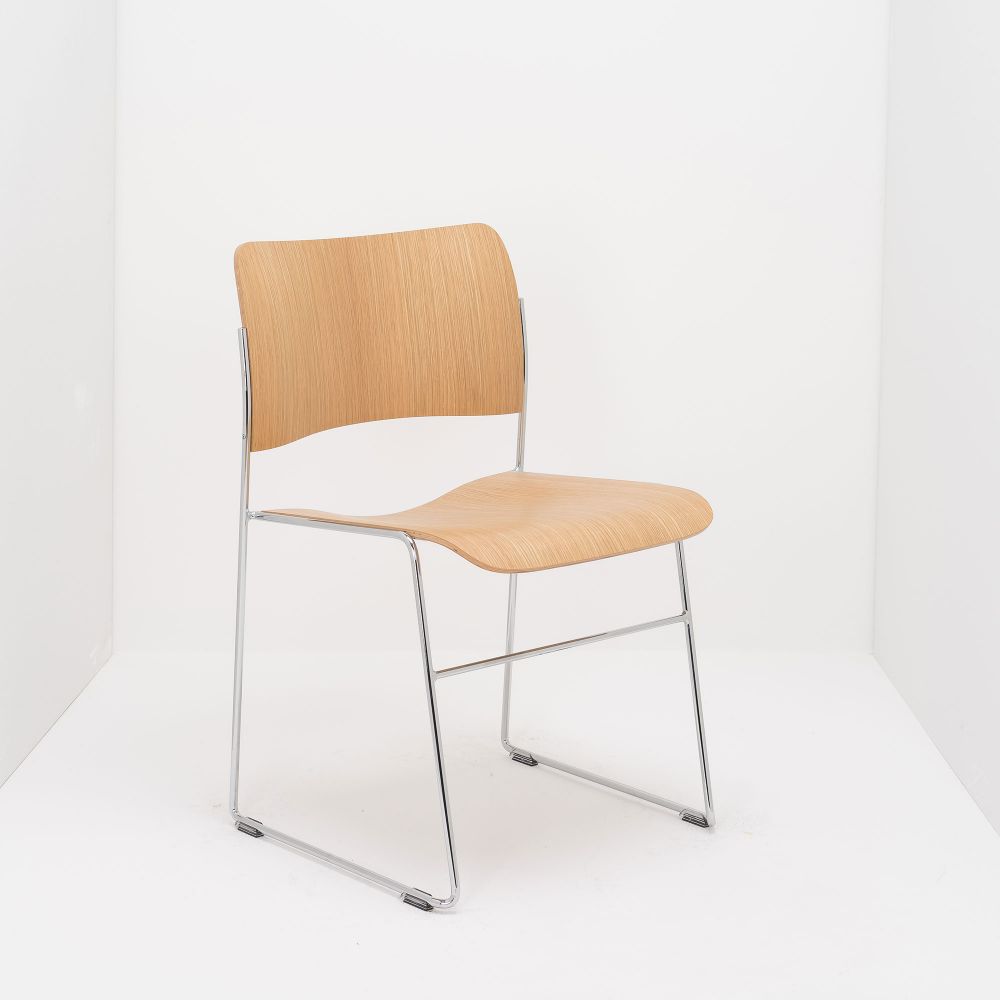 Sitzschale: Holz, Sitzschale: Eiche, Gestell: Metall, Gestell: verchromt, Einsatzbereich: Konzertsaal, Einsatzbereich: Museum, Einsatzbereich: Konferenz/Seminar, Einsatzbereich: Lounge, Einsatzbereich: Universität, Einsatzbereich: Mehrzweckhalle, Weitere Eigenschaften: stapelbar, Weitere Eigenschaften: reihbar