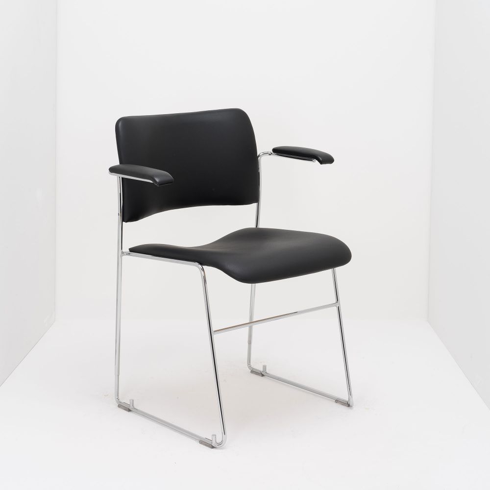 Sitzschale: Polster Leder, Gestell: Metall, Gestell: verchromt, Einsatzbereich: Konzertsaal, Einsatzbereich: Museum, Einsatzbereich: Konferenz/Seminar, Einsatzbereich: Lounge, Einsatzbereich: Universität, Einsatzbereich: Mehrzweckhalle, Weitere Eigenschaften: stapelbar, Weitere Eigenschaften: reihbar