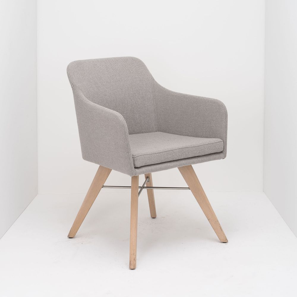 Sitzschale: Polster Stoff, Gestell: Holz mit Metallstreben