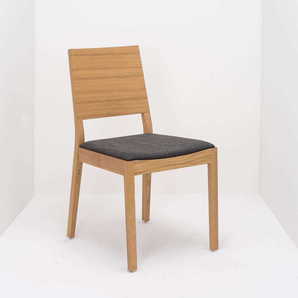 Sitzschale: Stoff, Gestell: Holz, Gestell: Buche, Einsatzbereich: Krankenhaus, Einsatzbereich: Schule, Einsatzbereich: Museum, Einsatzbereich: Restaurant, Einsatzbereich: Lounge, Einsatzbereich: Universität, Einsatzbereich: Mehrzweckhalle, Einsatzbereich: Hotel, Einsatzbereich: Altenheim, Einsatzbereich: Konzertsaal