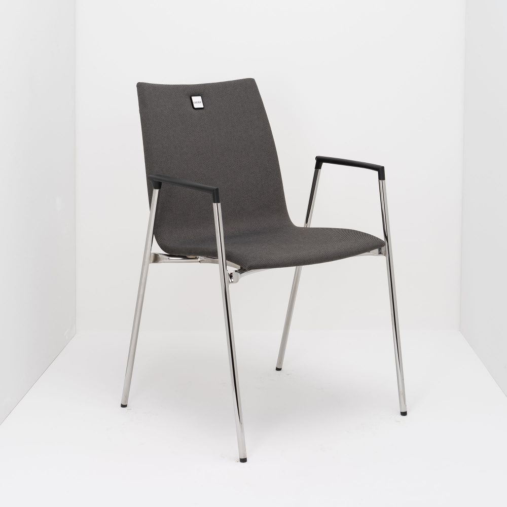 Sitzschale: Polster Stoff, Gestell: verchromt, Einsatzbereich: Konzertsaal, Einsatzbereich: Museum, Einsatzbereich: Büro, Einsatzbereich: Konferenz/Seminar, Einsatzbereich: Universität, Einsatzbereich: Lounge, Weitere Eigenschaften: stapelbar, Weitere Eigenschaften: reihbar