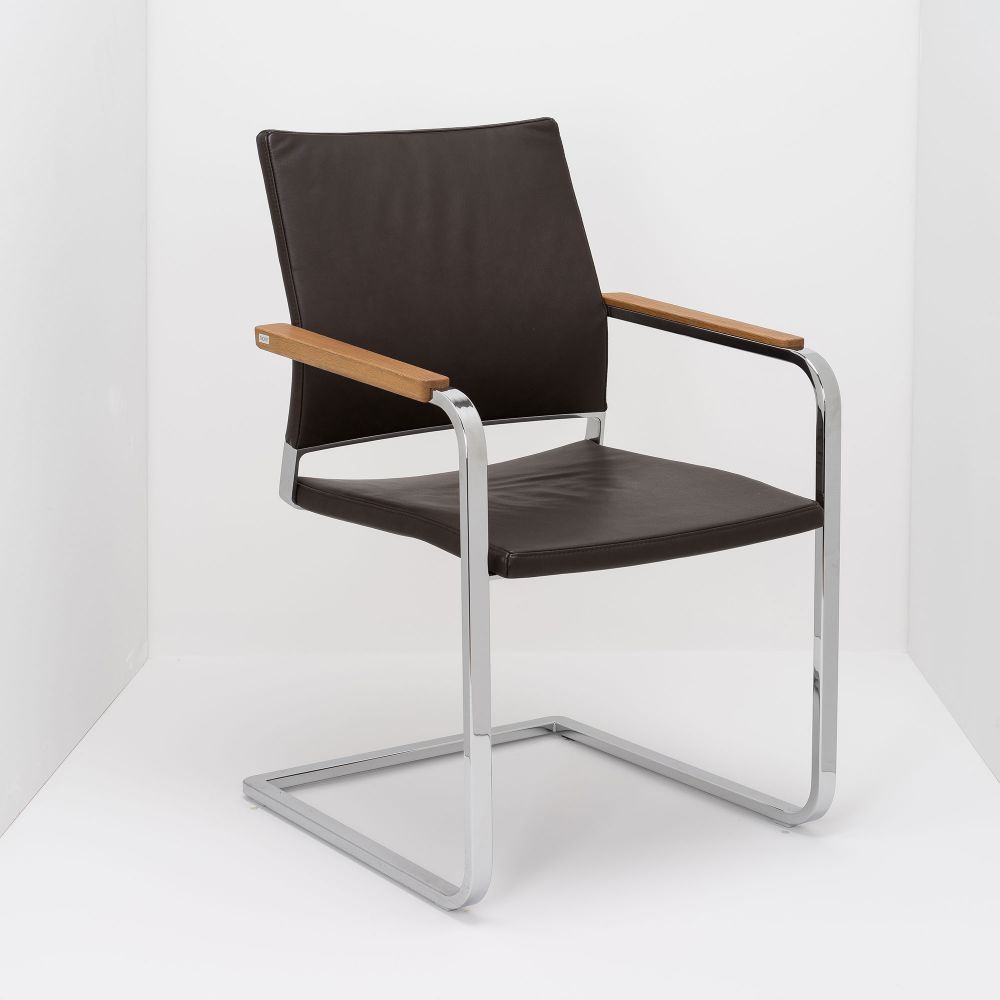 Sitzschale: Polster Leder, Gestell: Aluminium, Einsatzbereich: Konferenz/Seminar, Einsatzbereich: Altenheim, Einsatzbereich: Krankenhaus, Einsatzbereich: Wohnen, Einsatzbereich: Büro, Einsatzbereich: Restaurant, Einsatzbereich: Universität, Einsatzbereich: Lounge, Einsatzbereich: Hotel