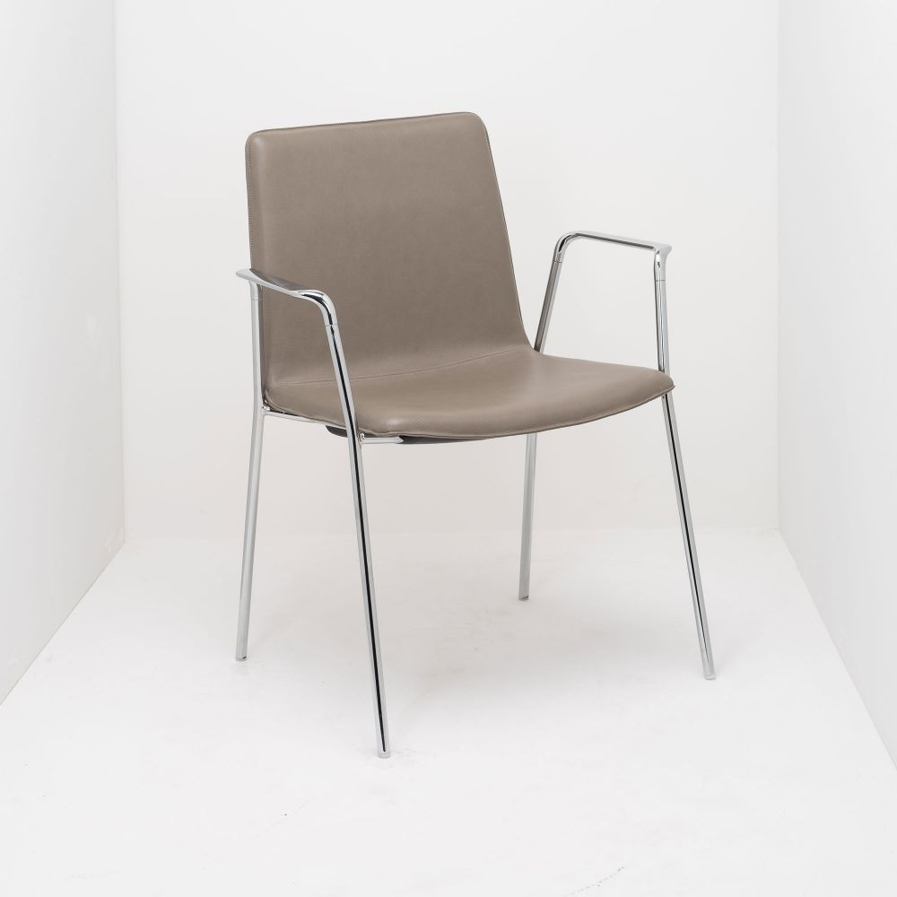 Sitzschale: Leder, Gestell: Metall, Gestell: verchromt, Einsatzbereich: Wohnen, Einsatzbereich: Büro, Einsatzbereich: Konferenz/Seminar, Einsatzbereich: Lounge, Einsatzbereich: Krankenhaus, Einsatzbereich: Hotel, Weitere Eigenschaften: stapelbar