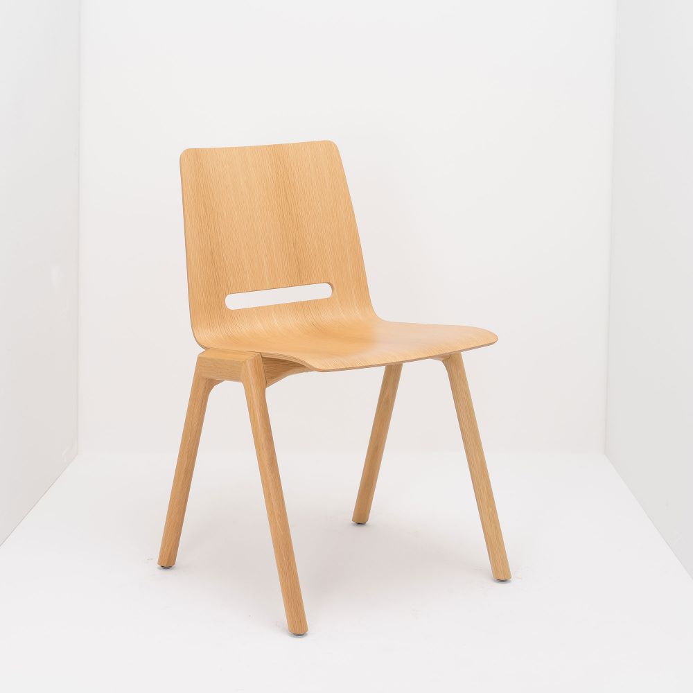 Sitzschale: Holz, Sitzschale: Eiche, Sitzschale: decklackiert, Gestell: Eiche, Gestell: lackiert, Gestell: natur, Einsatzbereich: Krankenhaus, Einsatzbereich: Schule, Einsatzbereich: Museum, Einsatzbereich: Büro, Einsatzbereich: Wohnen, Einsatzbereich: Restaurant, Einsatzbereich: Lounge, Einsatzbereich: Universität, Einsatzbereich: Mehrzweckhalle, Einsatzbereich: Hotel, Einsatzbereich: Altenheim, Weitere Eigenschaften: stapelbar