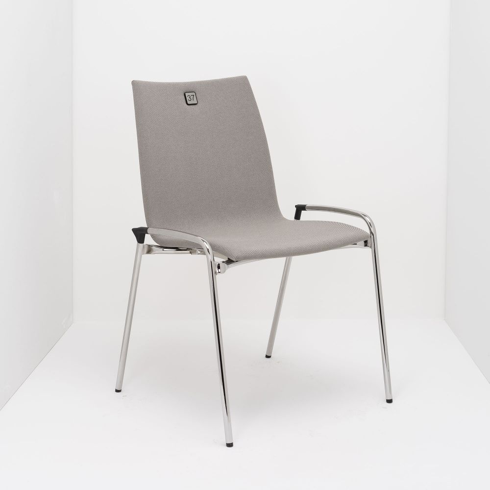 Sitzschale: Polster Stoff, Gestell: verchromt, Einsatzbereich: Konzertsaal, Einsatzbereich: Museum, Einsatzbereich: Büro, Einsatzbereich: Konferenz/Seminar, Einsatzbereich: Universität, Einsatzbereich: Lounge, Weitere Eigenschaften: stapelbar, Weitere Eigenschaften: reihbar