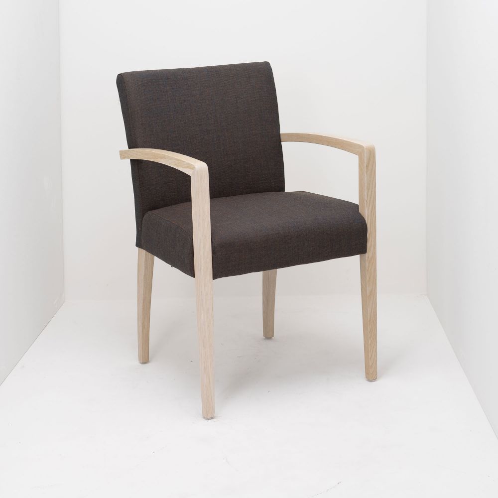 Sitzschale: Stoff, Gestell: Holz, Gestell: Eiche, Einsatzbereich: Wohnen, Einsatzbereich: Lounge, Einsatzbereich: Hotel, Einsatzbereich: Restaurant