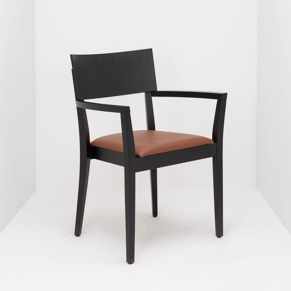 Sitzschale: Holz, Sitzschale: gebeizt, Sitzschale: Polster Leder, Gestell: Holz, Gestell: gebeizt, Gestell: schwarz, Einsatzbereich: Lounge, Einsatzbereich: Krankenhaus, Einsatzbereich: Museum, Einsatzbereich: Wohnen, Einsatzbereich: Restaurant, Einsatzbereich: Hotel, Weitere Eigenschaften: stapelbar