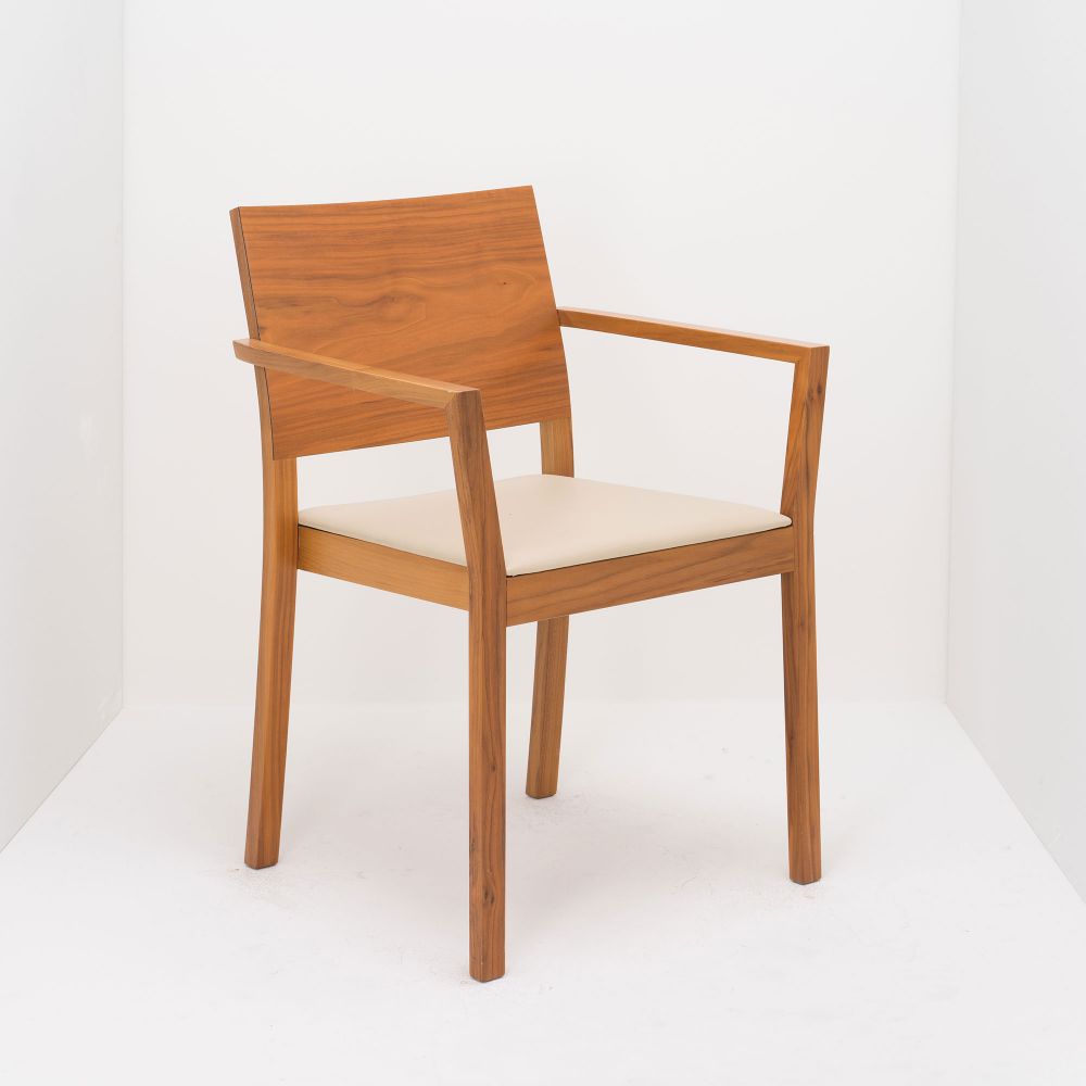 Sitzschale: Holz, Sitzschale: Eiche, Sitzschale: Leder, Gestell: Holz, Gestell: Eiche, Einsatzbereich: Krankenhaus, Einsatzbereich: Museum, Einsatzbereich: Wohnen, Einsatzbereich: Restaurant, Einsatzbereich: Hotel, Einsatzbereich: Altenheim, Weitere Eigenschaften: stapelbar